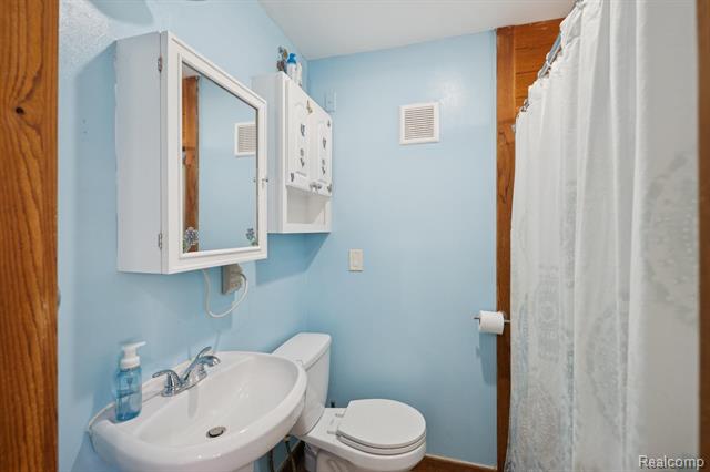 Builiding view twelve for 17083 Dora, Melvindale, MI. 48122