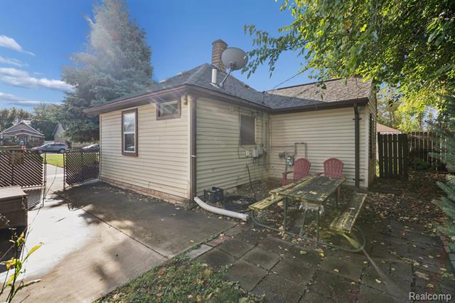 Builiding view twenty five for 17083 Dora, Melvindale, MI. 48122