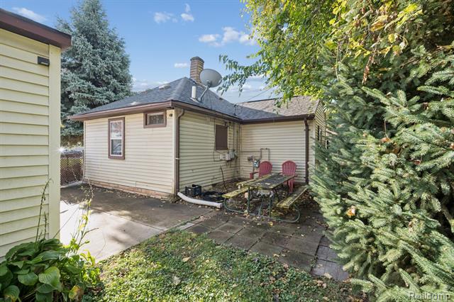 Builiding view twenty four for 17083 Dora, Melvindale, MI. 48122