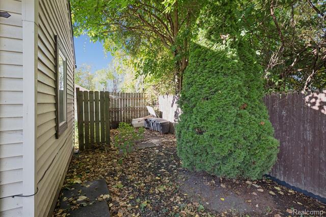 Builiding view twenty three for 17083 Dora, Melvindale, MI. 48122