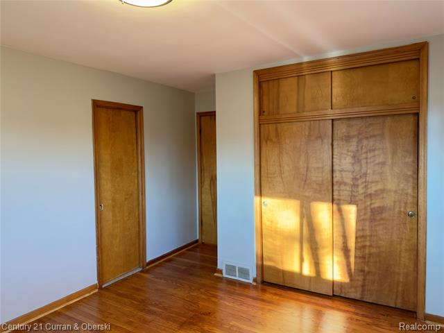 Builiding view eight for 6590 Rockland, Dearborn Heights, MI. 48127