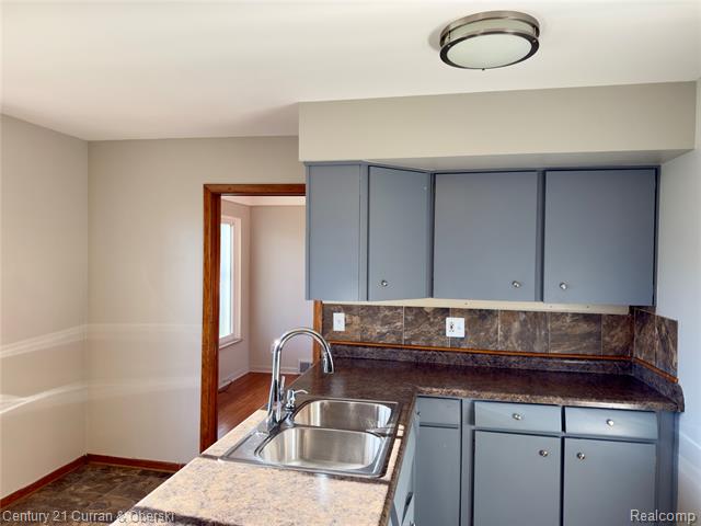 Builiding view fifteen for 6590 Rockland, Dearborn Heights, MI. 48127