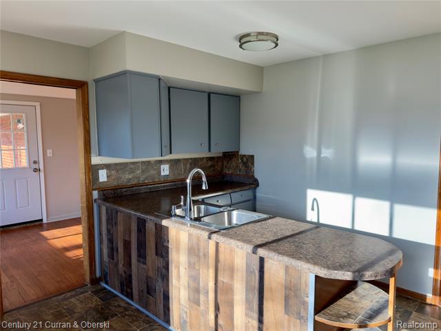 Builiding view fourteen for 6590 Rockland, Dearborn Heights, MI. 48127