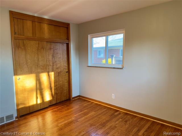 Builiding view nine for 6590 Rockland, Dearborn Heights, MI. 48127