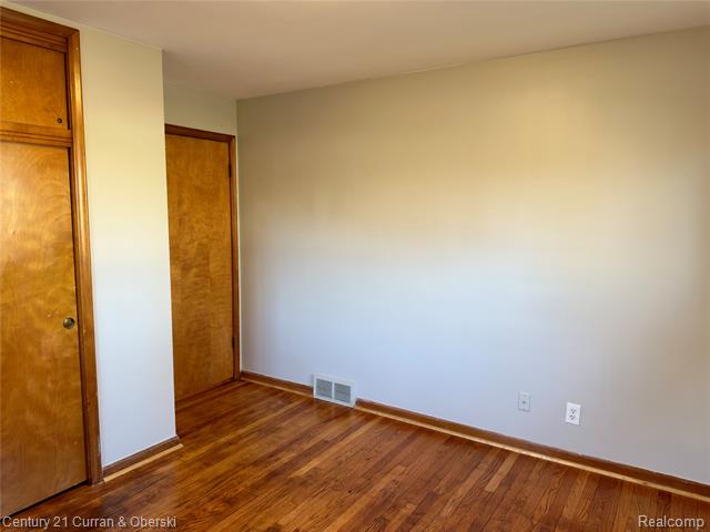 Builiding view ten for 6590 Rockland, Dearborn Heights, MI. 48127