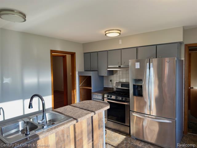 Builiding view thirteen for 6590 Rockland, Dearborn Heights, MI. 48127
