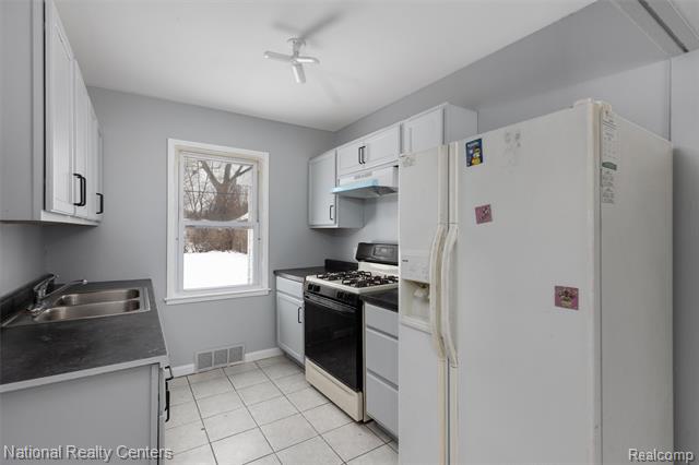 Builiding view two for 22160 Morton, Oak Park, MI. 48237