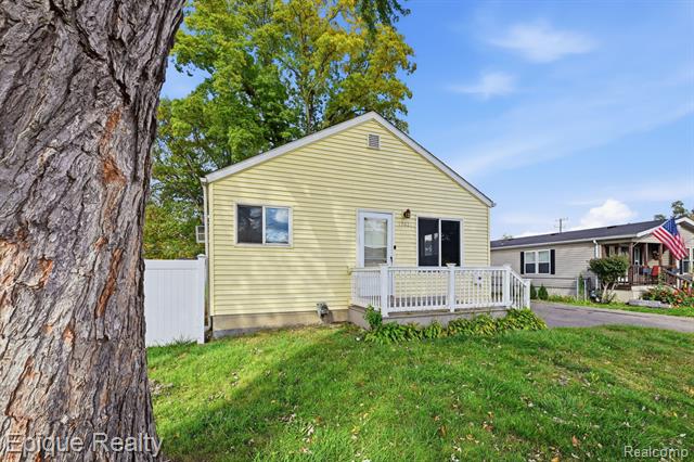 Builiding view two for 17621 Hanna, Melvindale, MI. 48122