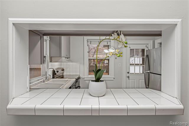 Builiding view eight for 332 W Saratoga, Ferndale, MI. 48220