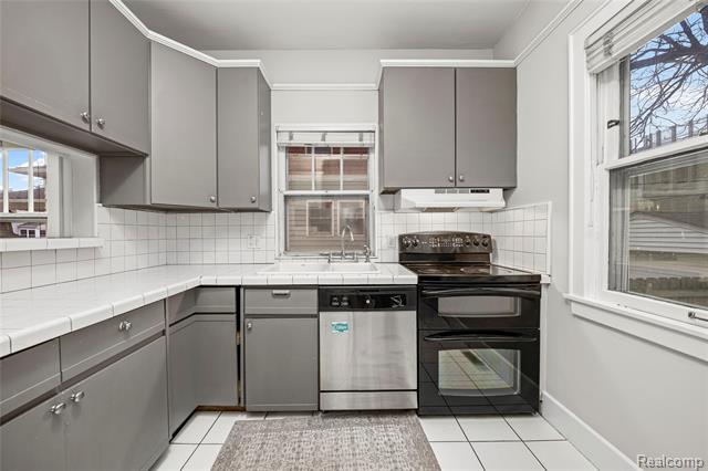 Builiding view eleven for 332 W Saratoga, Ferndale, MI. 48220