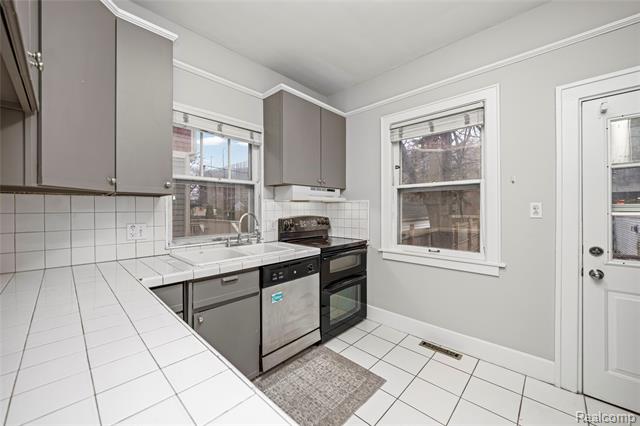 Builiding view nine for 332 W Saratoga, Ferndale, MI. 48220