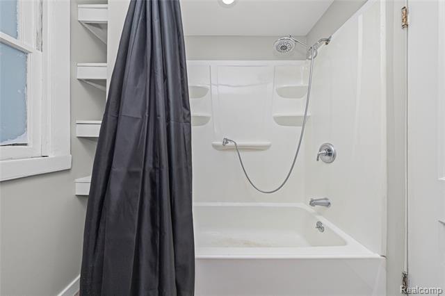 Builiding view sixteen for 332 W Saratoga, Ferndale, MI. 48220