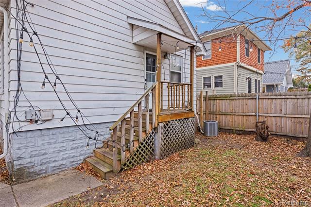 Builiding view twenty four for 332 W Saratoga, Ferndale, MI. 48220