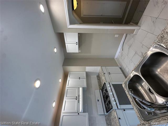 Builiding view five for 4616 Chovin, Dearborn, MI. 48126