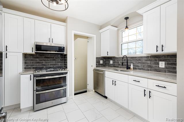 Builiding view nine for 298 W Saratoga, Ferndale, MI. 48220