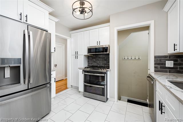 Builiding view ten for 298 W Saratoga, Ferndale, MI. 48220