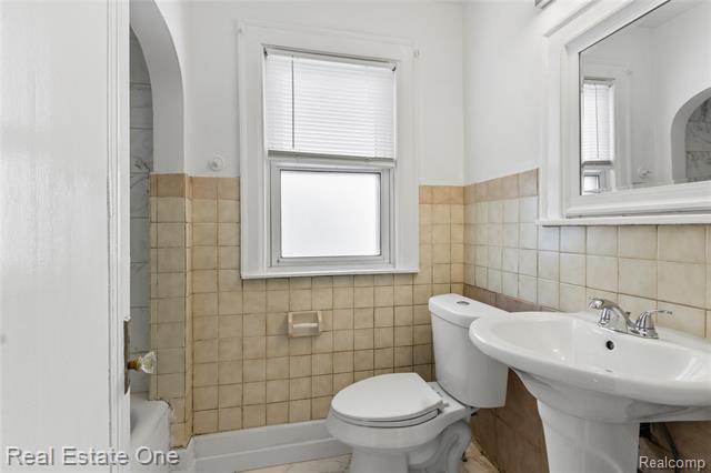 Builiding view eight for 5444 Kenilworth, Dearborn, MI. 48126