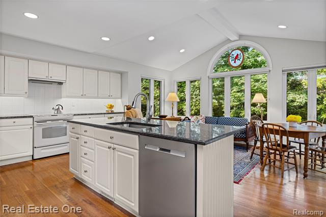 Builiding view eight for 23326 Longacre, Farmington, MI. 48335