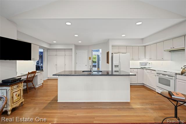 Builiding view eleven for 23326 Longacre, Farmington, MI. 48335