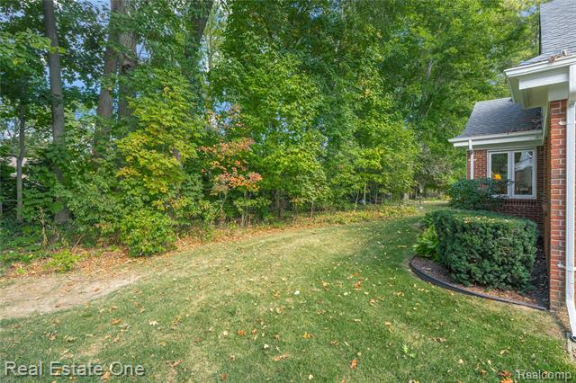 Builiding view twenty seven for 23326 Longacre, Farmington, MI. 48335