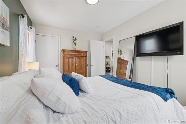 Builiding view sixteen for 1004 E Otis, Hazel Park, MI. 48030