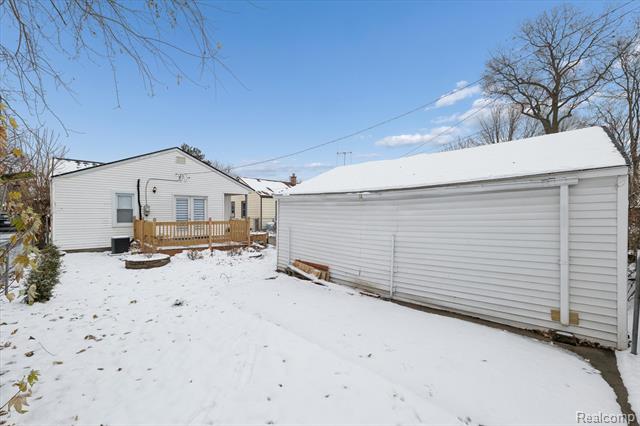 Builiding view thirty one for 1004 E Otis, Hazel Park, MI. 48030