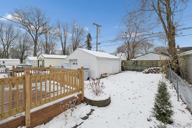 Builiding view thirty three for 1004 E Otis, Hazel Park, MI. 48030