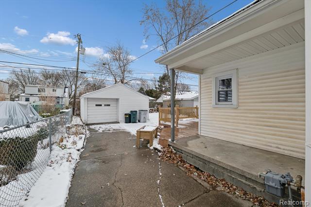 Builiding view thirty two for 1004 E Otis, Hazel Park, MI. 48030