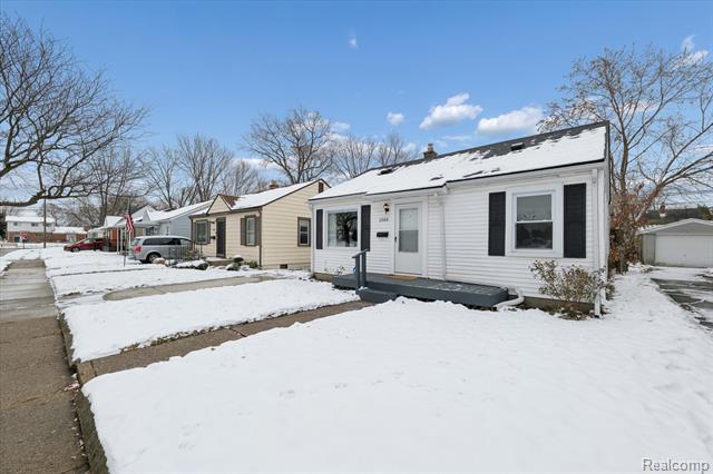 Builiding view twenty nine for 1004 E Otis, Hazel Park, MI. 48030