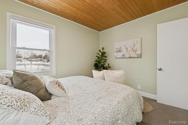 Builiding view twenty one for 1004 E Otis, Hazel Park, MI. 48030