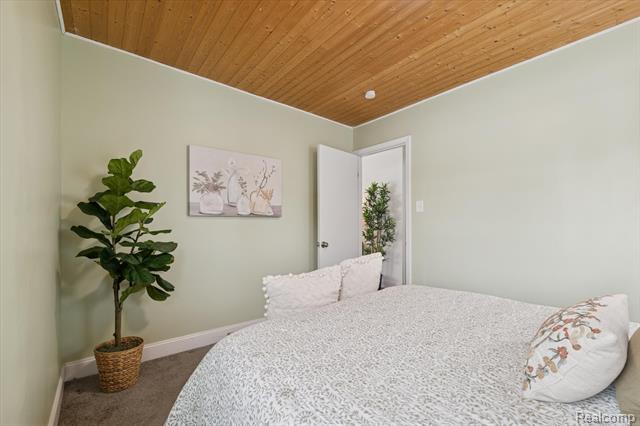 Builiding view twenty two for 1004 E Otis, Hazel Park, MI. 48030