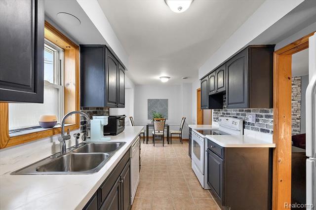 Builiding view fifteen for 1920 E Saratoga, Ferndale, MI. 48220