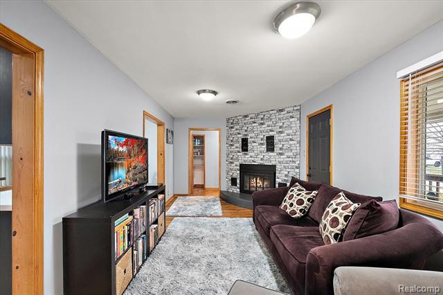 Builiding view nine for 1920 E Saratoga, Ferndale, MI. 48220