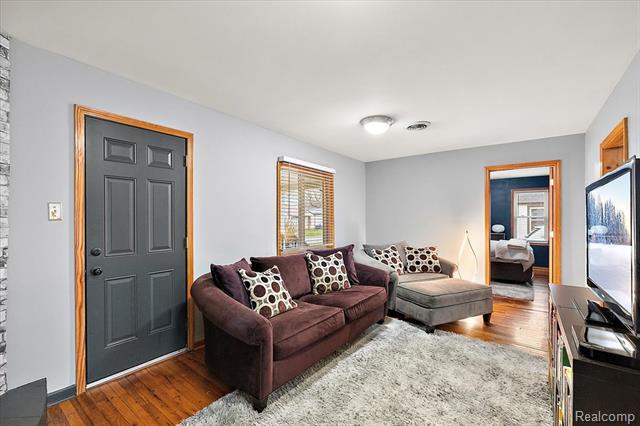 Builiding view seven for 1920 E Saratoga, Ferndale, MI. 48220