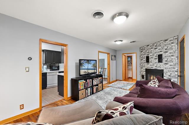Builiding view ten for 1920 E Saratoga, Ferndale, MI. 48220