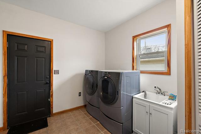 Builiding view twenty eight for 1920 E Saratoga, Ferndale, MI. 48220