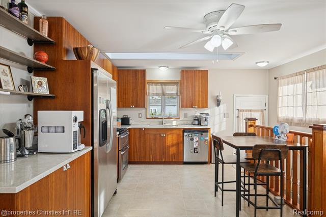 Builiding view ten for 14677 Auburndale, Livonia, MI. 48154