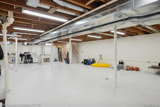 Builiding view thirty for 14677 Auburndale, Livonia, MI. 48154