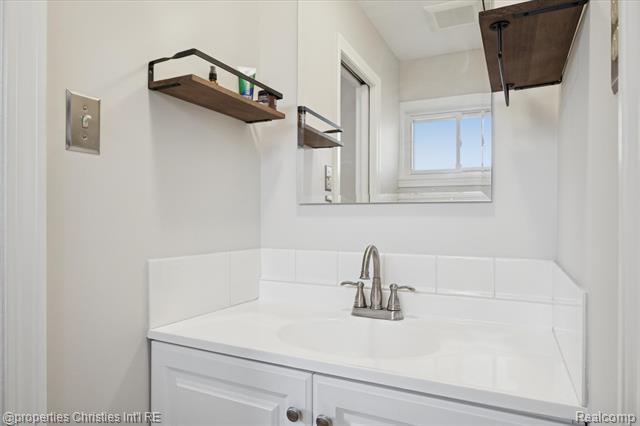 Builiding view twenty six for 14677 Auburndale, Livonia, MI. 48154