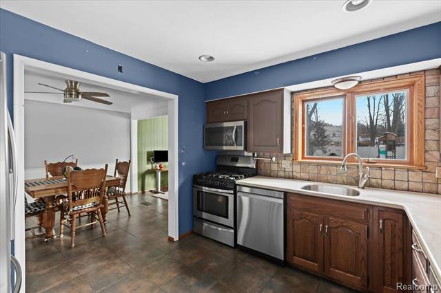 Builiding view eight for 14530 Gary, Livonia, MI. 48154