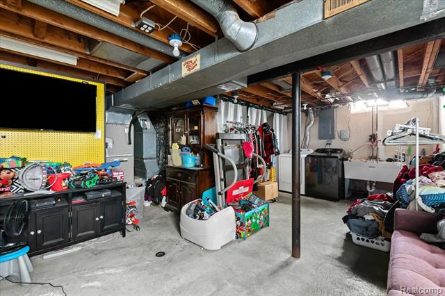 Builiding view eighteen for 14530 Gary, Livonia, MI. 48154