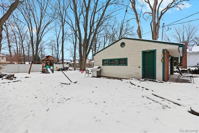 Builiding view twenty four for 14530 Gary, Livonia, MI. 48154