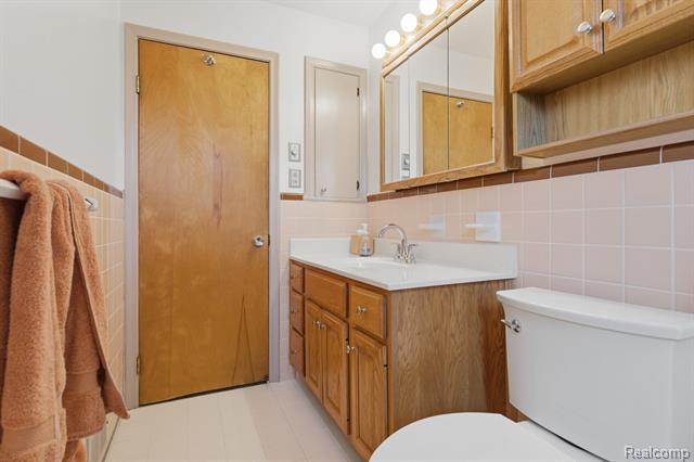 Builiding view ten for 26062 Elsinore, Redford, MI. 48239