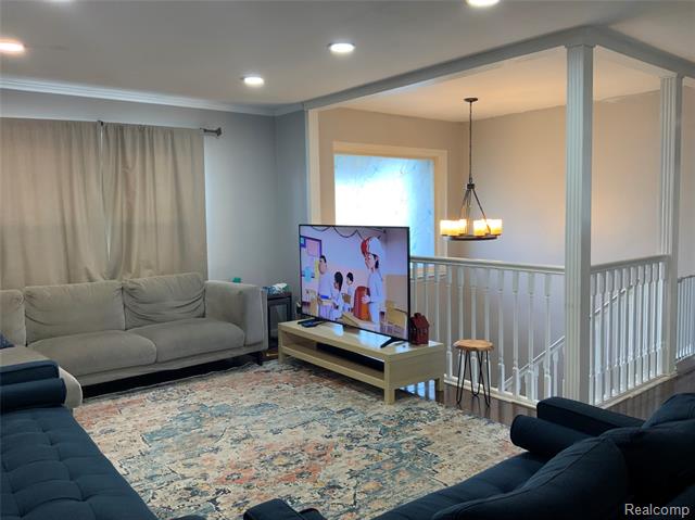 Builiding view fifteen for 29109 Perth, Livonia, MI. 48154