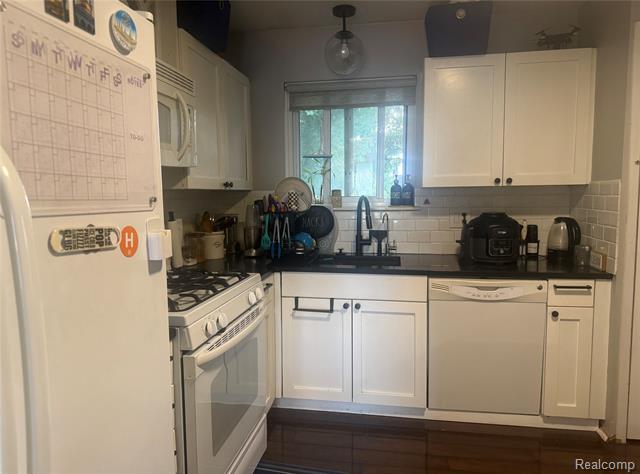 Builiding view nine for 29109 Perth, Livonia, MI. 48154