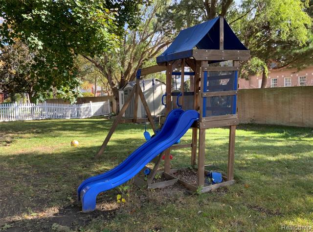 Builiding view thirty one for 29109 Perth, Livonia, MI. 48154