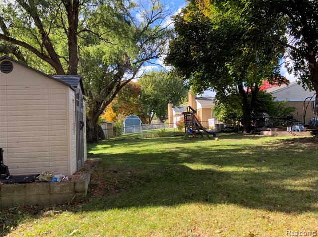 Builiding view twenty eight for 29109 Perth, Livonia, MI. 48154