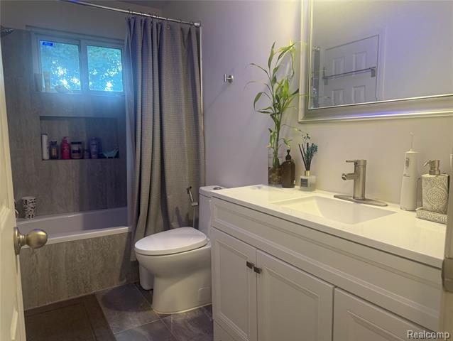 Builiding view twenty one for 29109 Perth, Livonia, MI. 48154