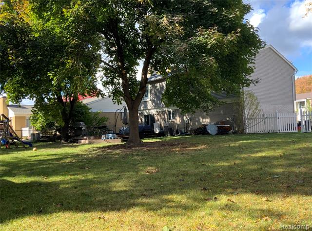 Builiding view twenty six for 29109 Perth, Livonia, MI. 48154