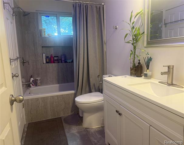 Builiding view twenty two for 29109 Perth, Livonia, MI. 48154